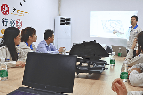 engineering-meeting-tech-discussion